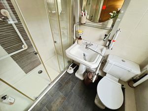 Shower room- click for photo gallery